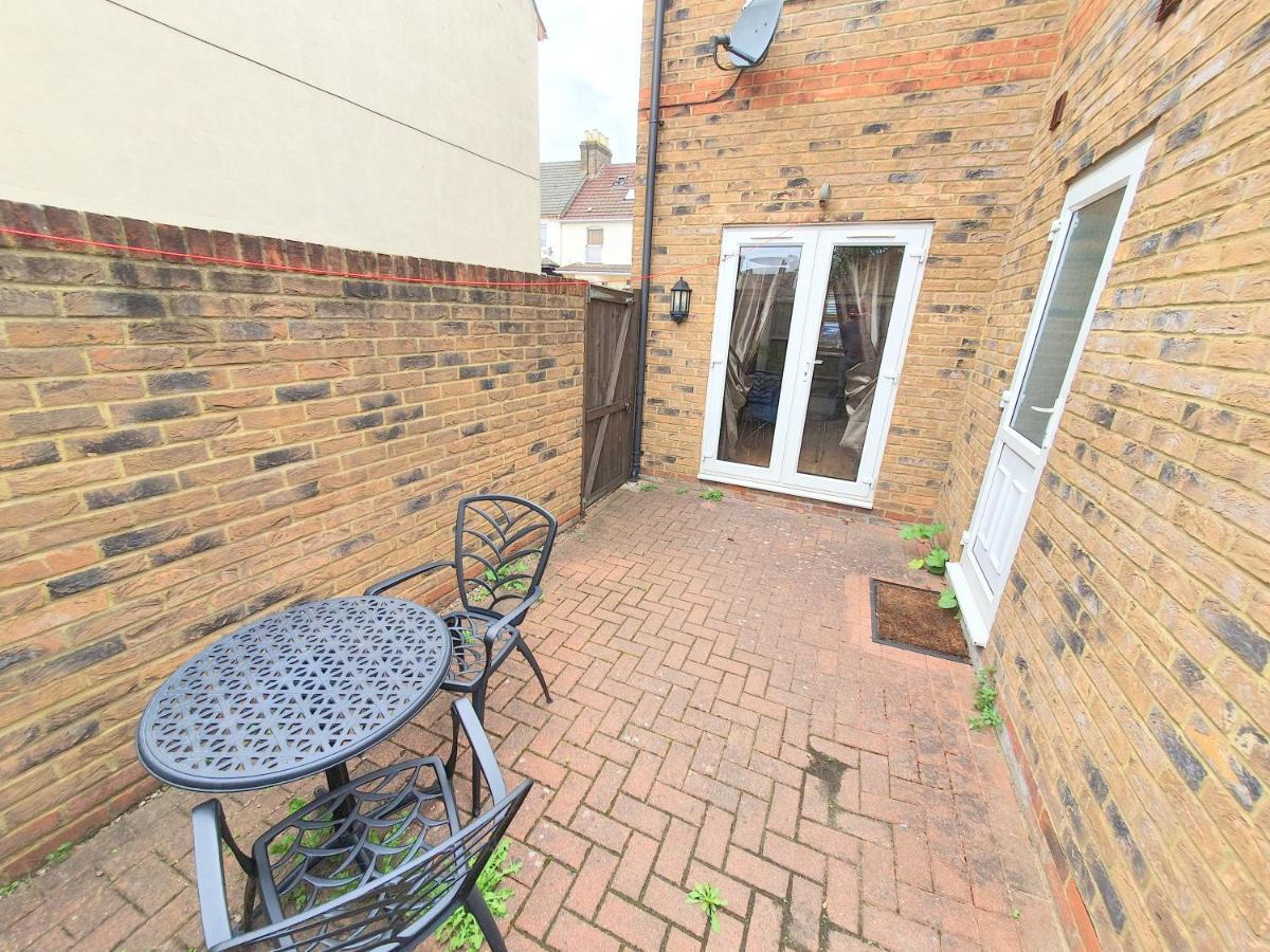 Friars Walk Houses With 2 Bedrooms, 2 Bathrooms, Fast Wi-Fi And Private Parking Sittingbourne Zewnętrze zdjęcie