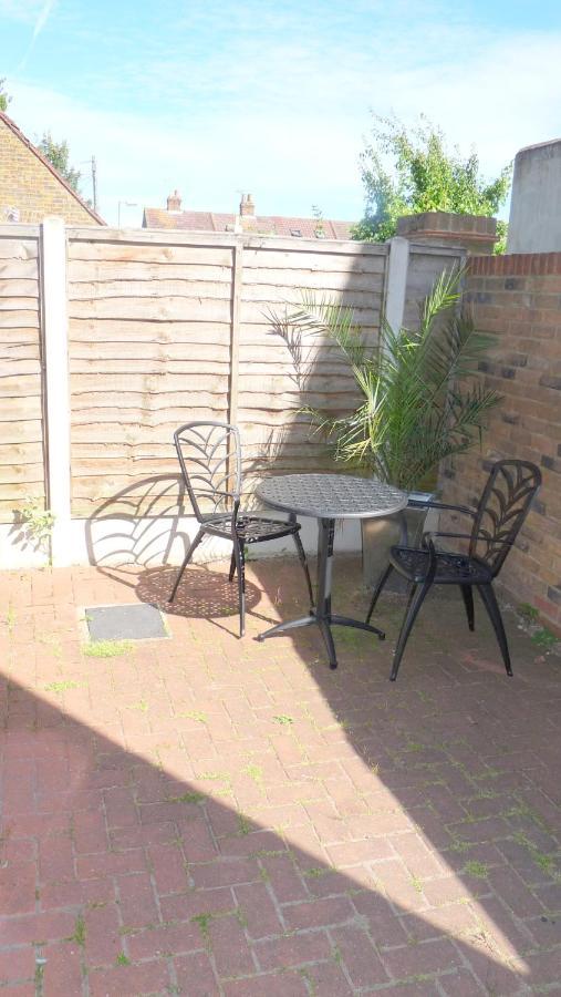 Friars Walk Houses With 2 Bedrooms, 2 Bathrooms, Fast Wi-Fi And Private Parking Sittingbourne Zewnętrze zdjęcie