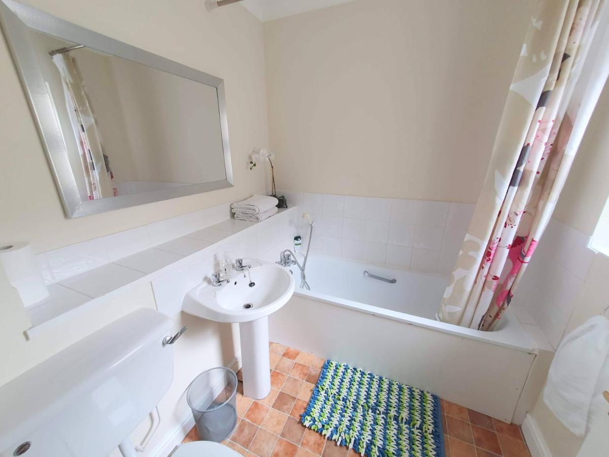 Friars Walk Houses With 2 Bedrooms, 2 Bathrooms, Fast Wi-Fi And Private Parking Sittingbourne Zewnętrze zdjęcie