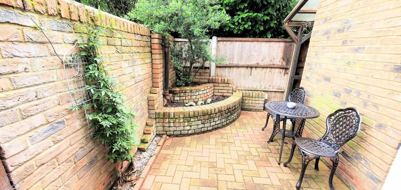 Friars Walk Houses With 2 Bedrooms, 2 Bathrooms, Fast Wi-Fi And Private Parking Sittingbourne Zewnętrze zdjęcie