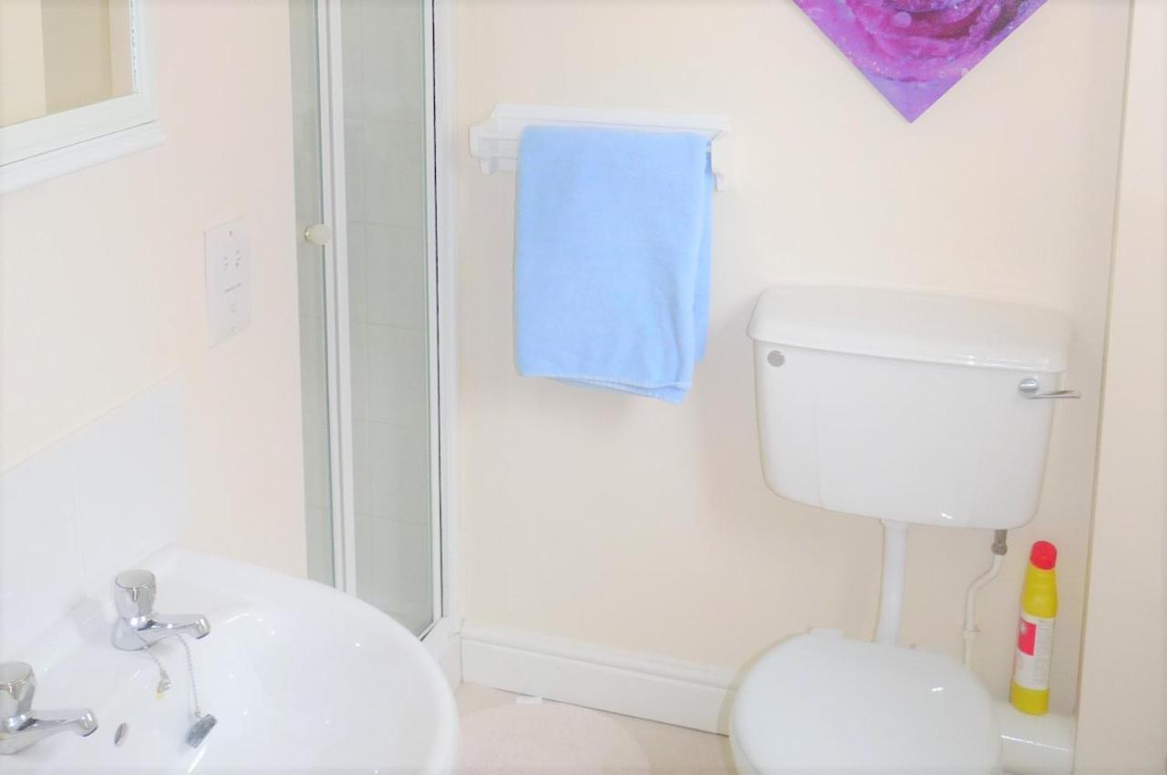 Friars Walk Houses With 2 Bedrooms, 2 Bathrooms, Fast Wi-Fi And Private Parking Sittingbourne Zewnętrze zdjęcie