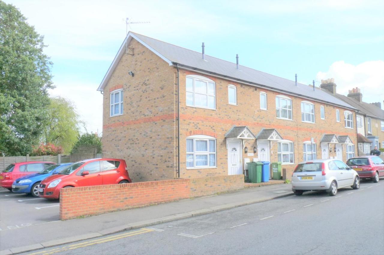 Friars Walk Houses With 2 Bedrooms, 2 Bathrooms, Fast Wi-Fi And Private Parking Sittingbourne Zewnętrze zdjęcie